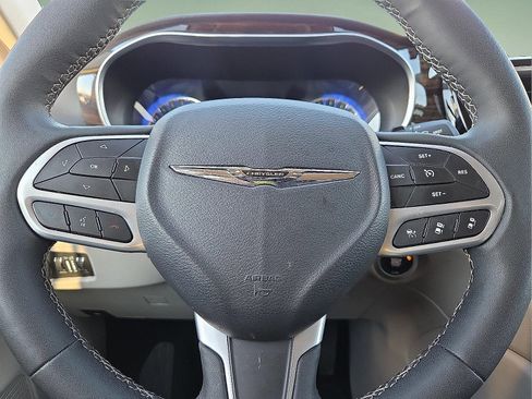 Used 2024 Chrysler Pacifica Limited image 24