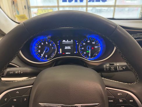 Used 2023 Chrysler Voyager LX image 12