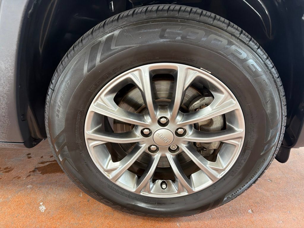 Used 2019 Jeep Cherokee Latitude Plus w/ Cold Weather Group AWD/4WD image 11