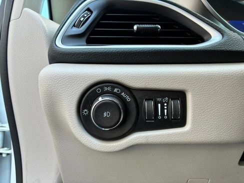 Used 2021 Chrysler Pacifica Touring-L FWD image 24
