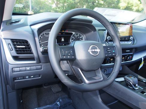 Used 2026 Nissan Rogue SV image 14