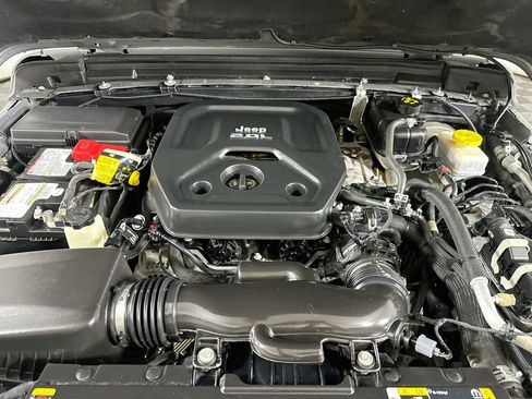 Used 2022 Jeep Wrangler Unlimited Rubicon w/ Cold Weather Group AWD/4WD image 32