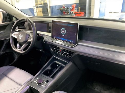 Used 2025 Volkswagen Tiguan SE w/ Panoramic Sunroof Package AWD/4WD image 14