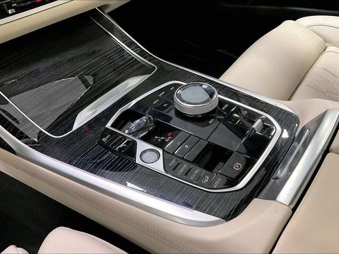 Used 2025 BMW X7 M60i AWD/4WD image 18