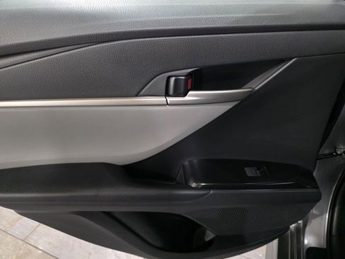 Used 2025 Toyota Camry SE image 11