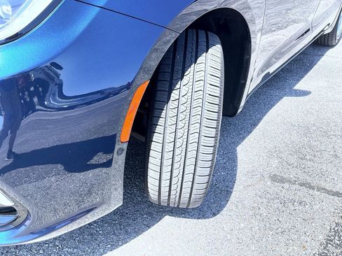 Used 2023 Chrysler Pacifica Touring-L AWD/4WD image 24