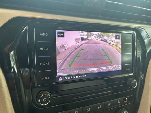 Used 2022 Volkswagen Passat 2.0T SE FWD image 9