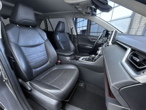 Used 2019 Toyota RAV4 Limited image 13