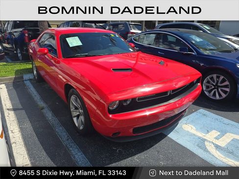 Used 2020 Dodge Challenger SXT image 2