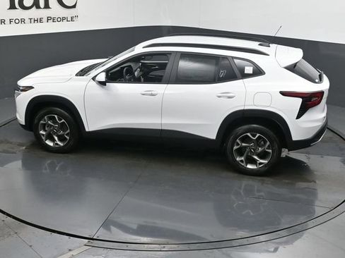 Used 2025 Chevrolet Trax LT w/ LT Convenience Package image 21