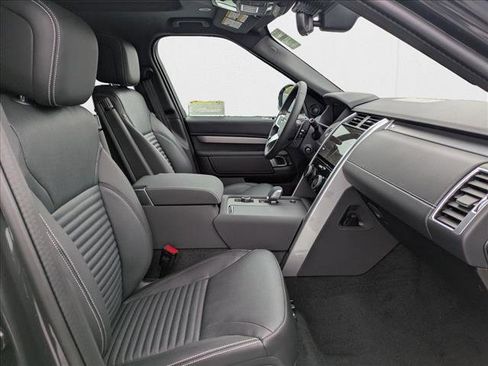 New 2025 Land Rover Discovery Dynamic SE image 17