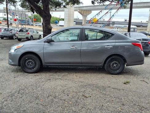 Used 2016 Nissan Versa SV FWD image 4