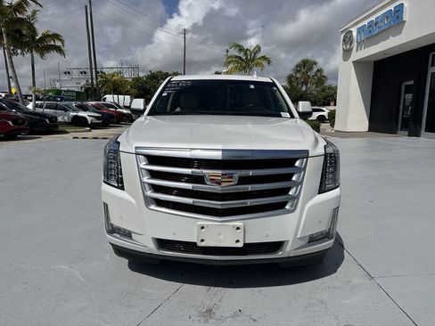 Used 2018 Cadillac Escalade Luxury AWD/4WD image 8