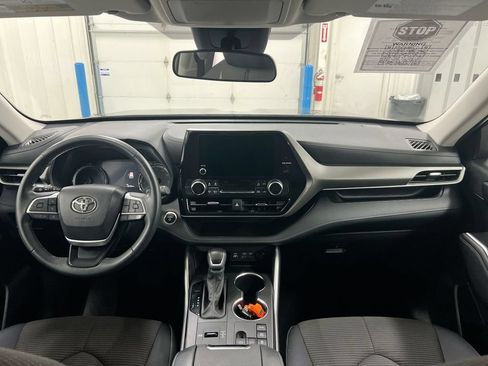 Used 2024 Toyota Highlander LE AWD/4WD image 10