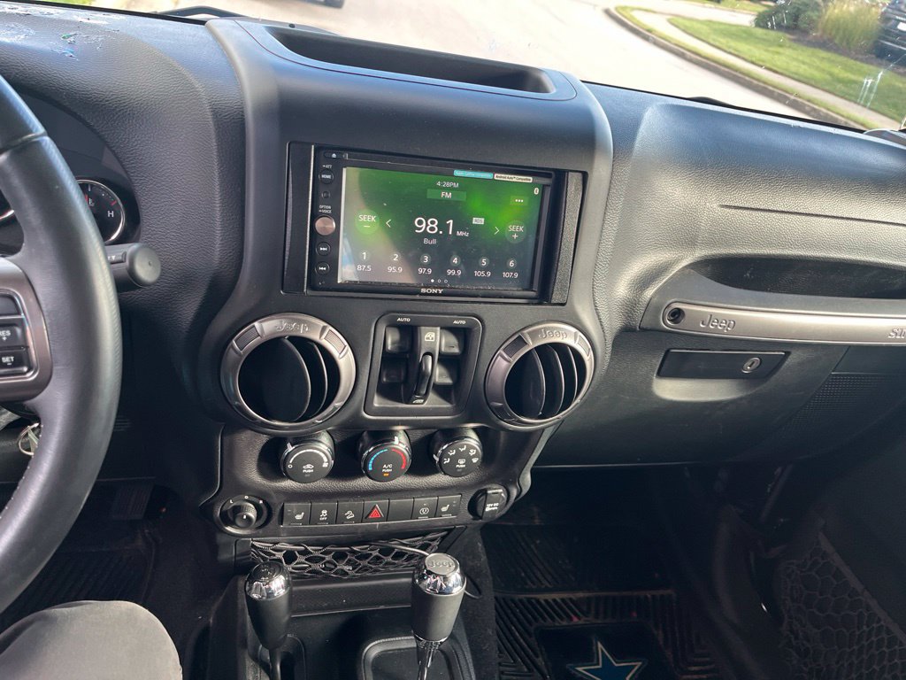 Used 2018 Jeep Wrangler Unlimited Sahara AWD/4WD image 8
