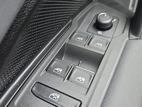 Certified 2025 Volkswagen Tiguan SE image 8