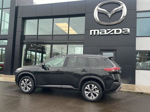 Used 2023 Nissan Rogue SV image 2