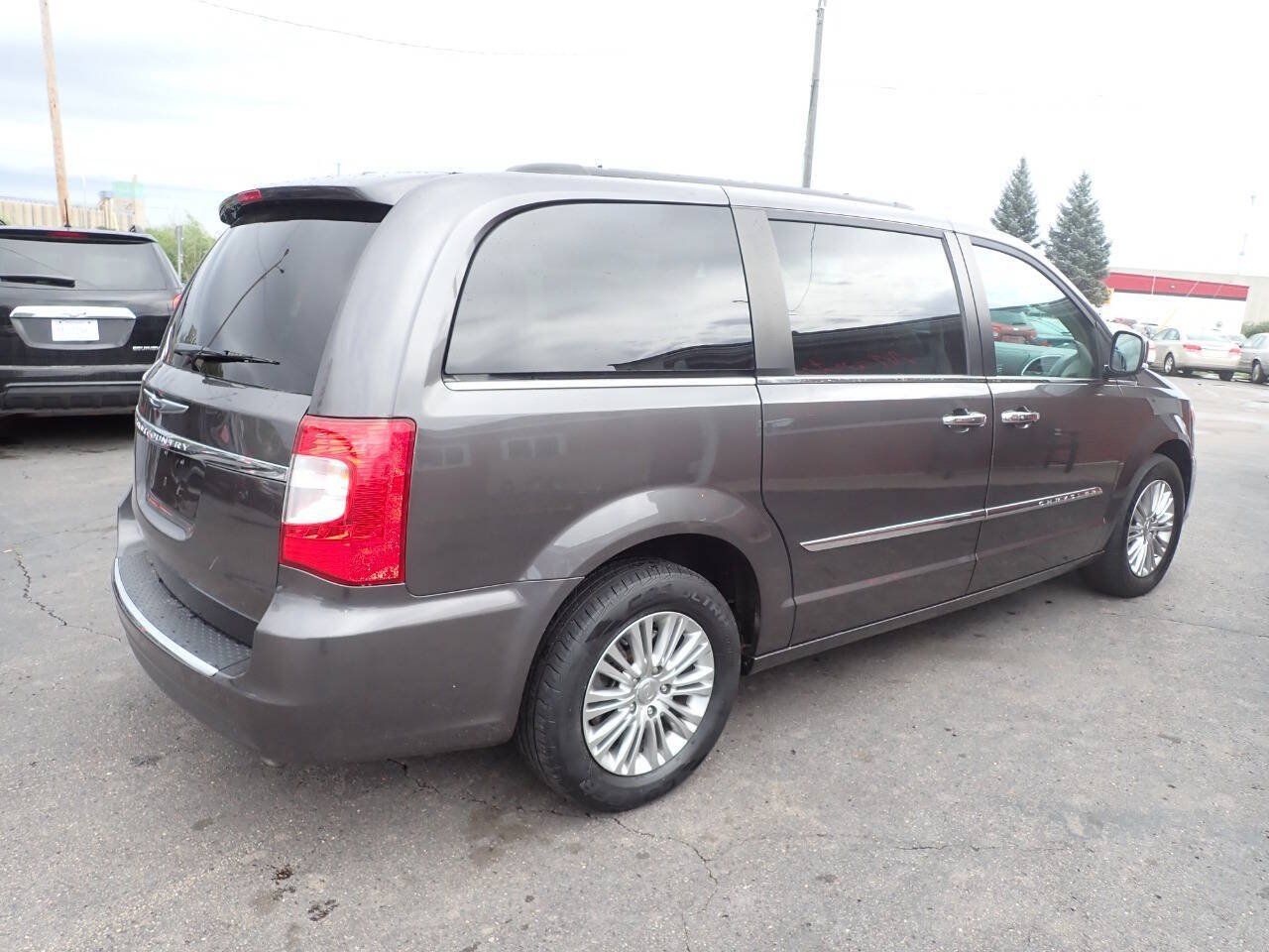 Used 2015 Chrysler Town & Country Touring-L w/ Driver Convenience Group FWD image 6
