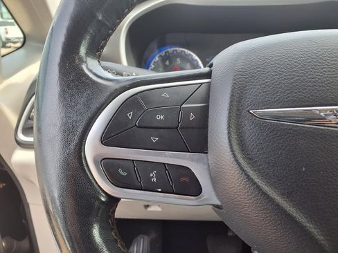 Used 2020 Chrysler Pacifica Touring-L FWD image 23
