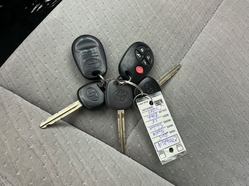 Used 2015 Toyota Sienna LE FWD image 38