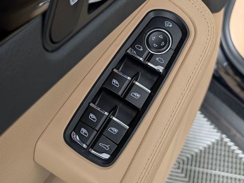 Certified 2023 Porsche Macan AWD/4WD image 25