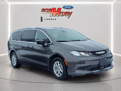 Used 2023 Chrysler Voyager LX image 3