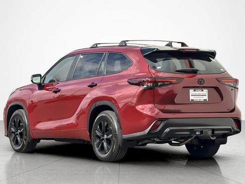 Certified 2025 Toyota Highlander XLE image 3