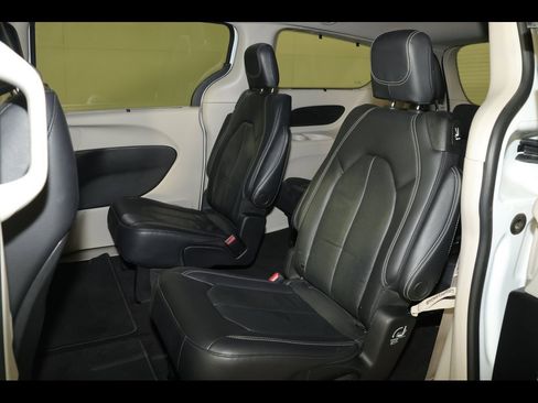 Used 2022 Chrysler Pacifica Touring-L image 12