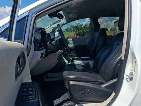Used 2022 Chrysler Pacifica Touring-L FWD image 13