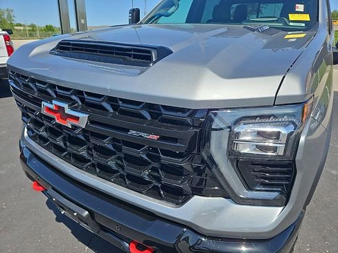 Used 2025 Chevrolet Silverado 2500 ZR2 w/ Technology Package AWD/4WD image 5