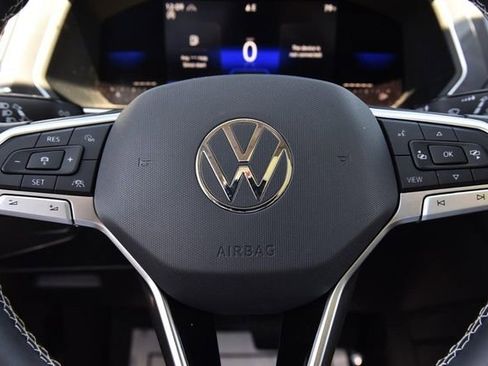 Used 2023 Volkswagen Tiguan SE w/ Panoramic Sunroof Package image 18