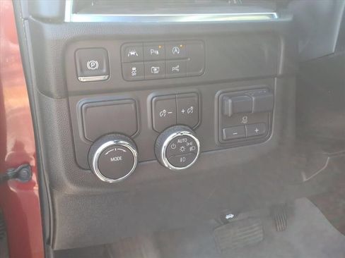 Used 2025 Chevrolet Suburban LT w/ Comfort Package RWD image 19