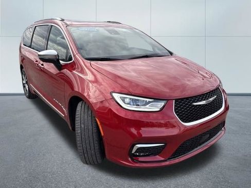 Used 2025 Chrysler Pacifica Pinnacle image 9