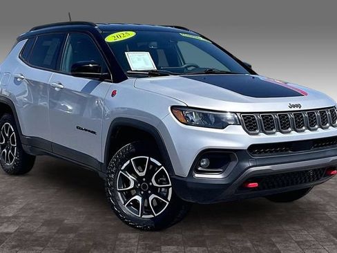 Used 2025 Jeep Compass Trailhawk AWD/4WD image 11
