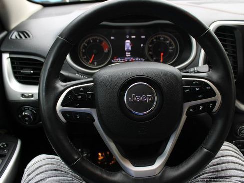 Used 2018 Jeep Cherokee Limited w/ Technology Group FWD image 9