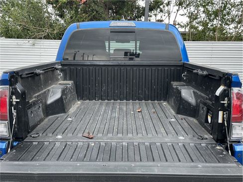 Used 2017 Toyota Tacoma TRD Off-Road w/ Premium & Technology Package AWD/4WD image 30