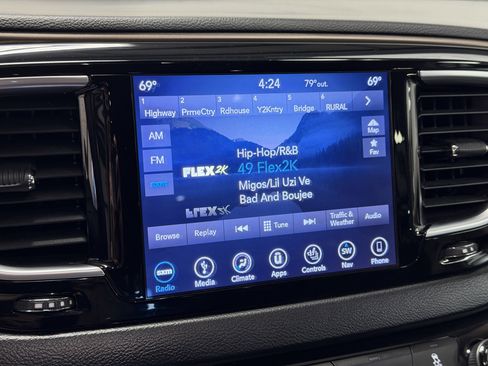 Used 2019 Chrysler Pacifica Touring-L Plus w/ Tire & Wheel Group image 6