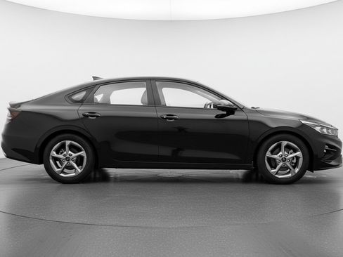 Used 2025 Kia K4 LXS image 11