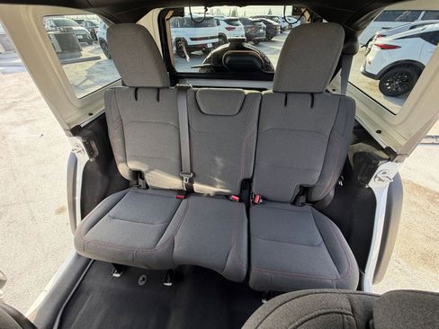 Used 2025 Jeep Wrangler Unlimited Rubicon image 38