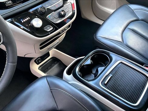 Used 2023 Chrysler Pacifica Touring-L FWD image 18