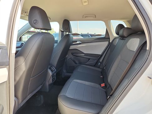 Used 2024 Volkswagen Taos SE w/ MDO Package FWD image 11