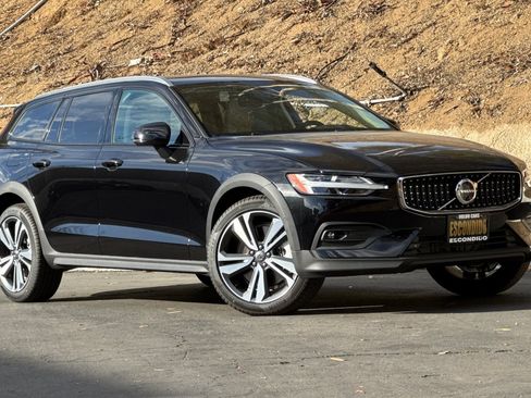 New 2025 Volvo V60 B5 Cross Country Plus w/ Protection Package Premier AWD/4WD image 2