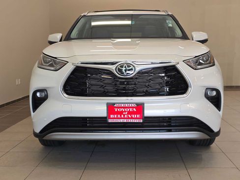 Certified 2025 Toyota Highlander Platinum AWD/4WD image 6