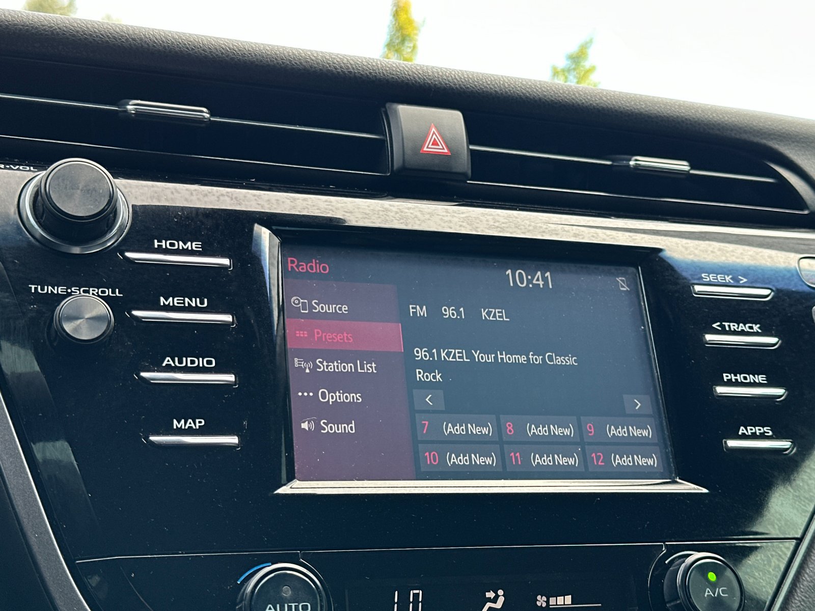 Used 2019 Toyota Camry SE FWD image 17
