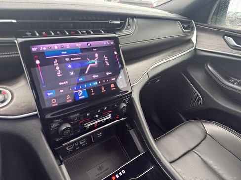 Used 2024 Jeep Grand Cherokee L Limited w/ Luxury Tech Group II image 21