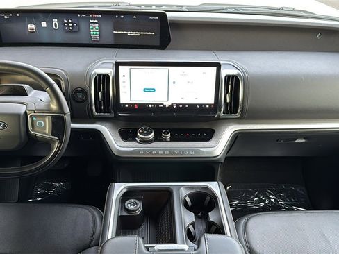 Certified 2025 Ford Expedition Max Platinum image 10