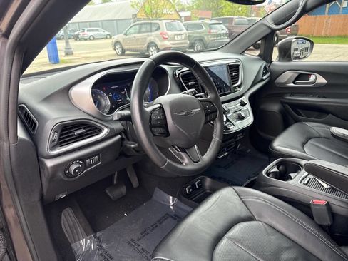 Used 2018 Chrysler Pacifica Touring-L Plus FWD image 13