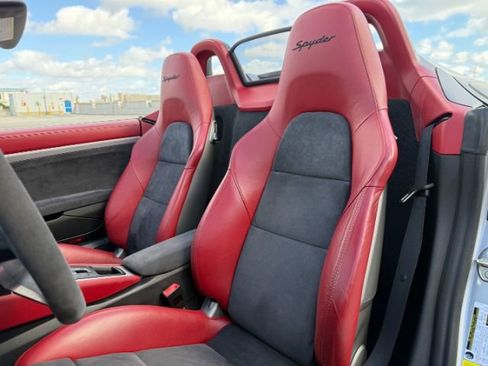 Used 2016 Porsche Boxster Spyder image 18