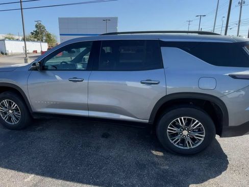 Used 2025 Chevrolet Traverse LT FWD image 7