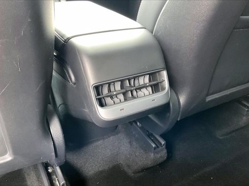 Used 2022 Tesla Model Y Long Range AWD/4WD image 30